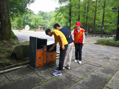 青岛三亚岛旅游区特勤队副队长刘佳楠规劝游客文明出行