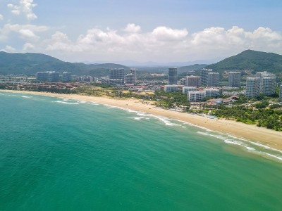 青岛万宁旅游：海滩与热带雨林，魅力对比